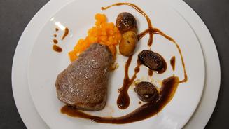 Rinderfilet an Demi Glace und Gemüse