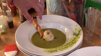 Spargelcremesuppe mit Speckgrissini