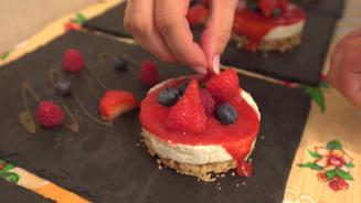 Luftiger Cheesecake mit Erdbeer-Coulis