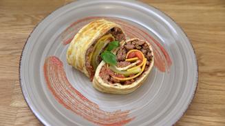 Uwe serviert einen Burger-Wrap 