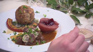 Rehragout, Rahmpilze, Rote-Bete-Knödel