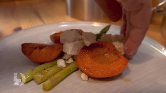 Grüner Spargel mit Haselnüssen