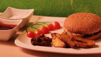 Pulled-Pork-Sandwich mit Wedges