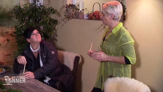 Angela tischt ihren "Sklaven" auf