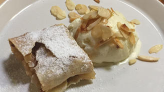 Kerniger Apfelstrudel mit Vanilleeis