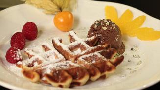 Frische Waffeln und Schokoladeneis