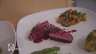 Straußenfilet mit Gemüsesalat