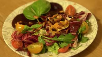 Gemischter Salat auf Rote Beete