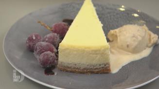  Cheesecake an Erdnuss-Karamell-Eis 