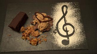 Walnusseis mit Schokoladen-Brownie