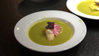 Erbsensuppe mit Skreiloin und Bete