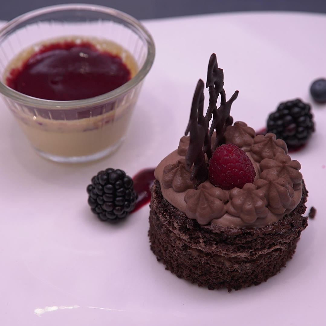 Crème Brûlée und Schokotörtchen mit Beeren Crème Brûlée und Schokotörtchen mit Beeren