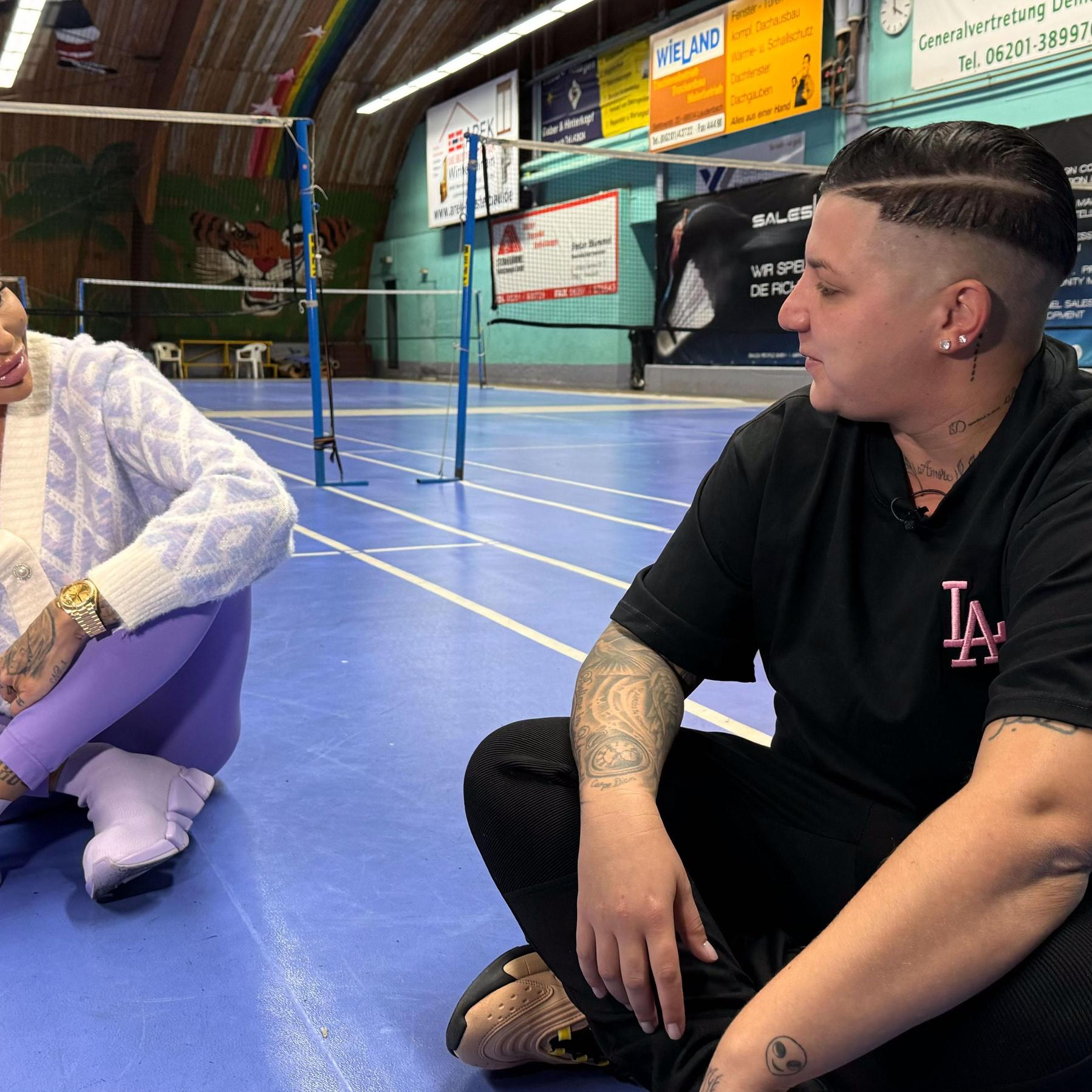 Das Badminton-Spielen gehen die beiden Verliebten ohne übertriebene Hektik an Das Badminton-Spielen gehen die beiden Verliebten ohne übertriebene Hektik an
