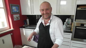 Seine Frau hält ihn vom Kochen ab