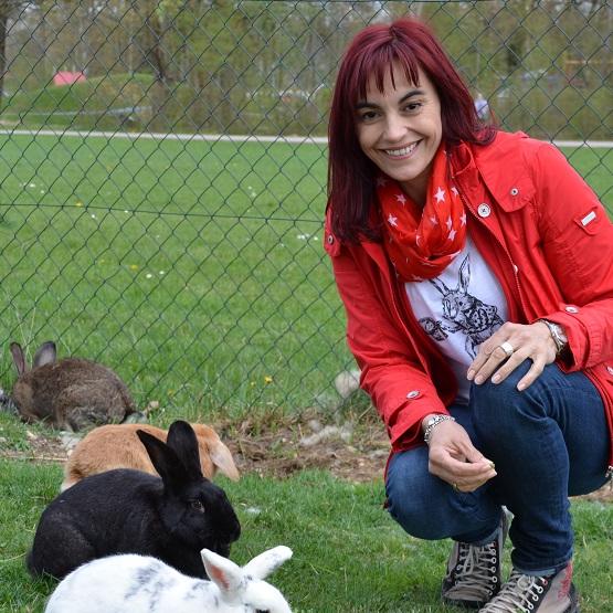Tiergeschichten1 - VOX-DOCMA TV-MANUELA BAUER - Diana Eichhorn informiert sich ber die Vergesellschaftung von Kaninchen