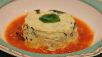 Zucchiniflan an Tomatensugo