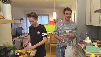 Dominique holt seinen Sohn als Hilfe