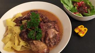 Coq au Vin begleitet von grünem Salat