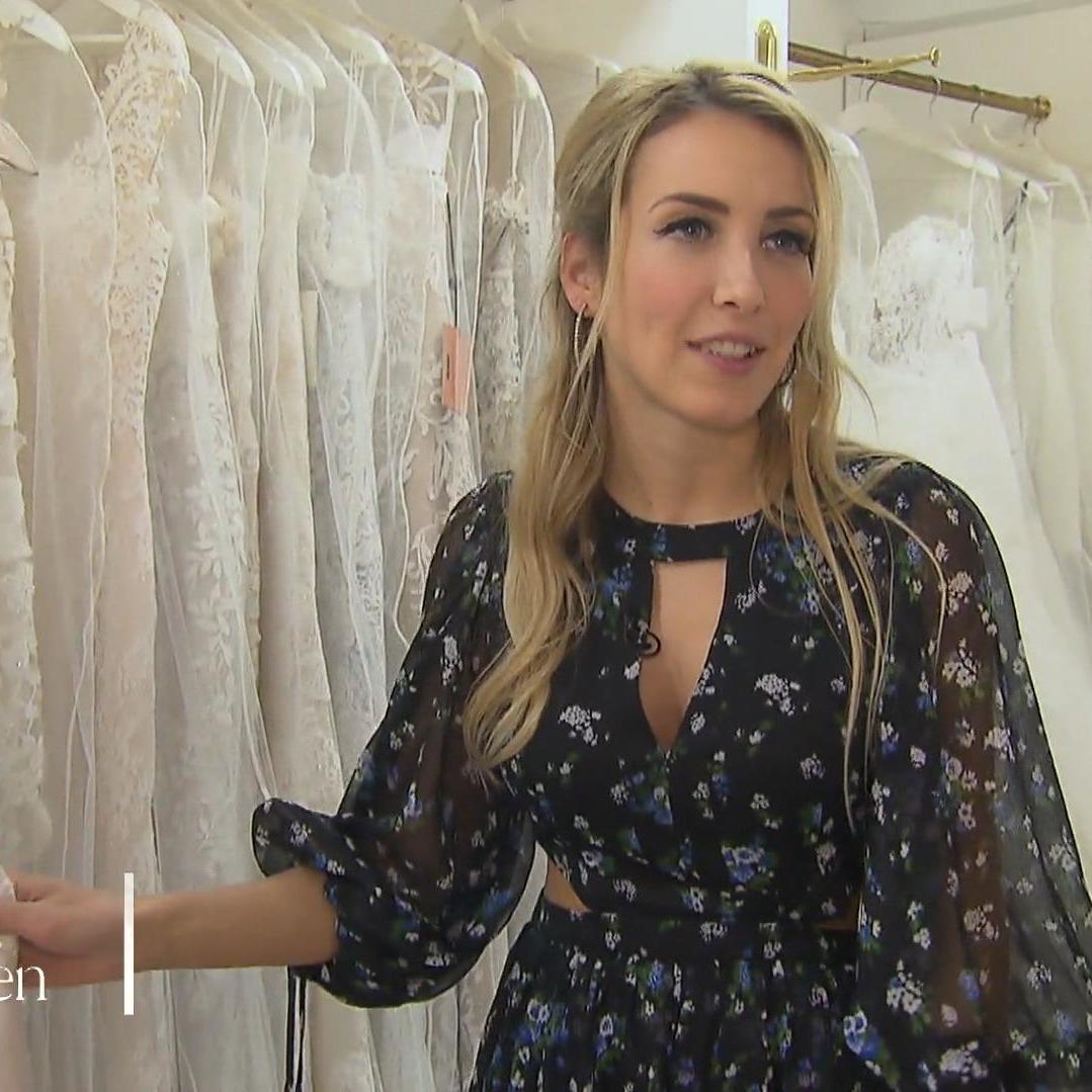 Janina Gourie hofft darauf, dass es mit diesem Kleid endlich klappt bei Braut Monika Janina Gourie hofft darauf, dass es mit diesem Kleid endlich klappt bei Braut Monika