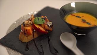 Kürbis-Chili-Süppchen mit Bruschetta