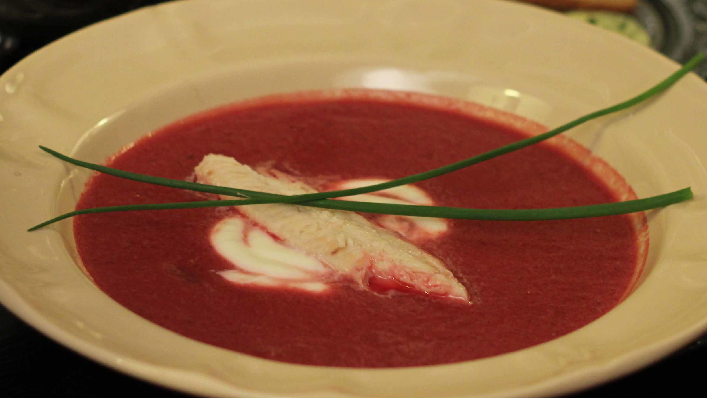 Rote Bete Süppchen mit geräuchertem Forellenfilet und Walnussbrot Rote Bete Süppchen mit geräuchertem Forellenfilet und Walnussbrot