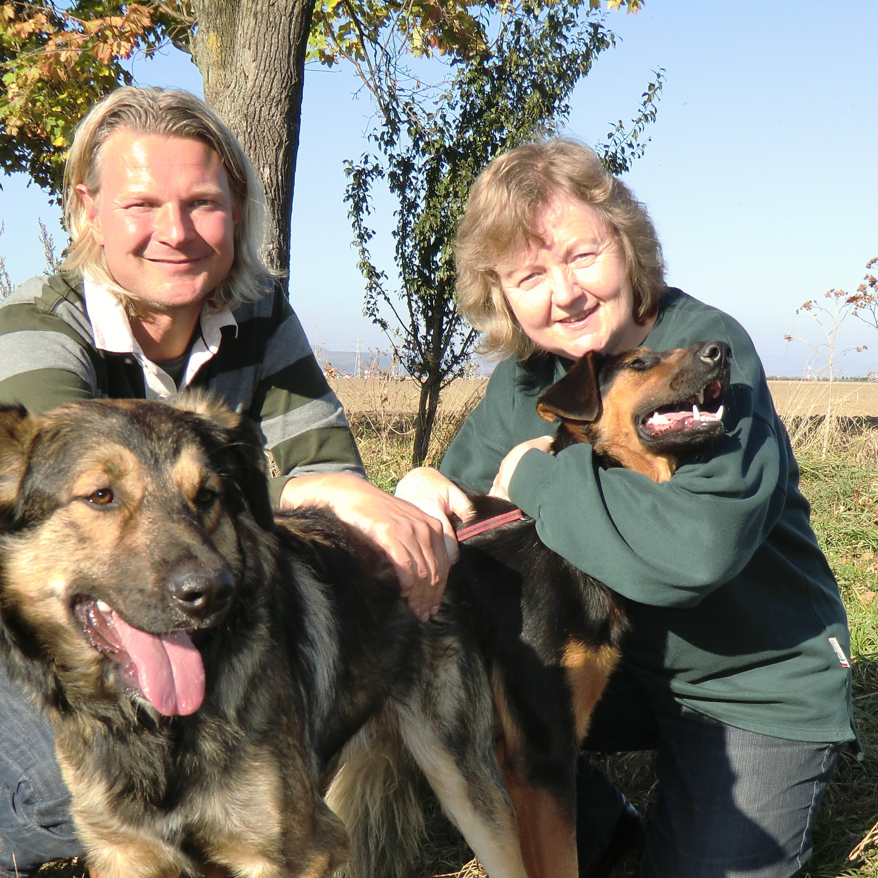Tiere in Not - Frank Weber und Petra Zipp mit Bukschi und Hundefreundin