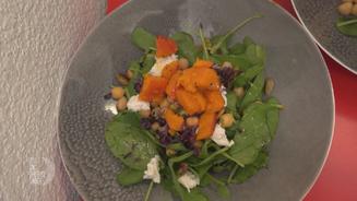  Ofenkürbis auf Spinatsalat mit Brot 