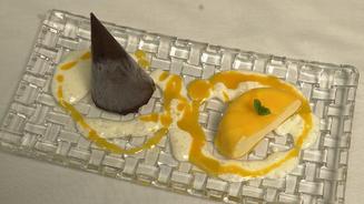 Mango-Joghurt-Mousse mit Schokokegel 