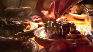 Glasierte Täubchen an Wurzelgemüse
