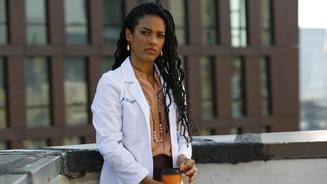 Freema Agyeman spielt Dr. Helen Sharpe