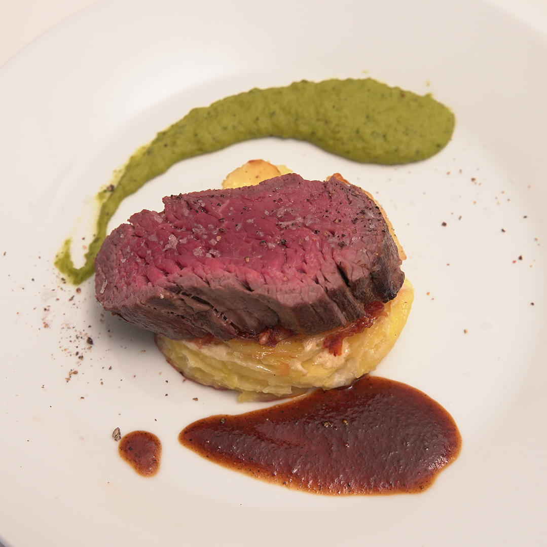 Rinderfilet mit Kartoffelgratin, Erbsenpüree und Kalbsjus