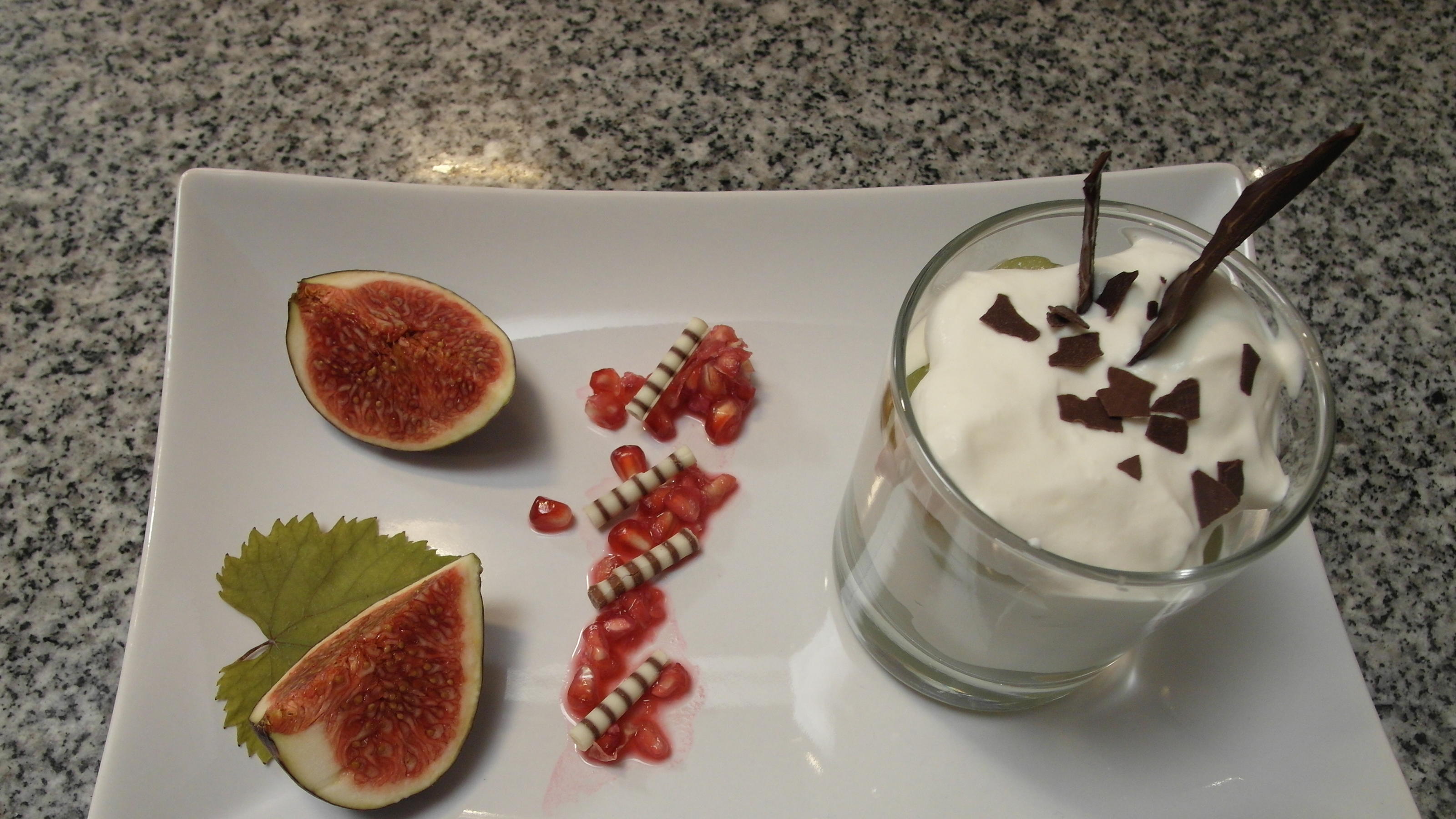 Birgit serviert als Nachspeise Trauben mit Grappacreme Birgit serviert als Nachspeise Trauben mit Grappacreme