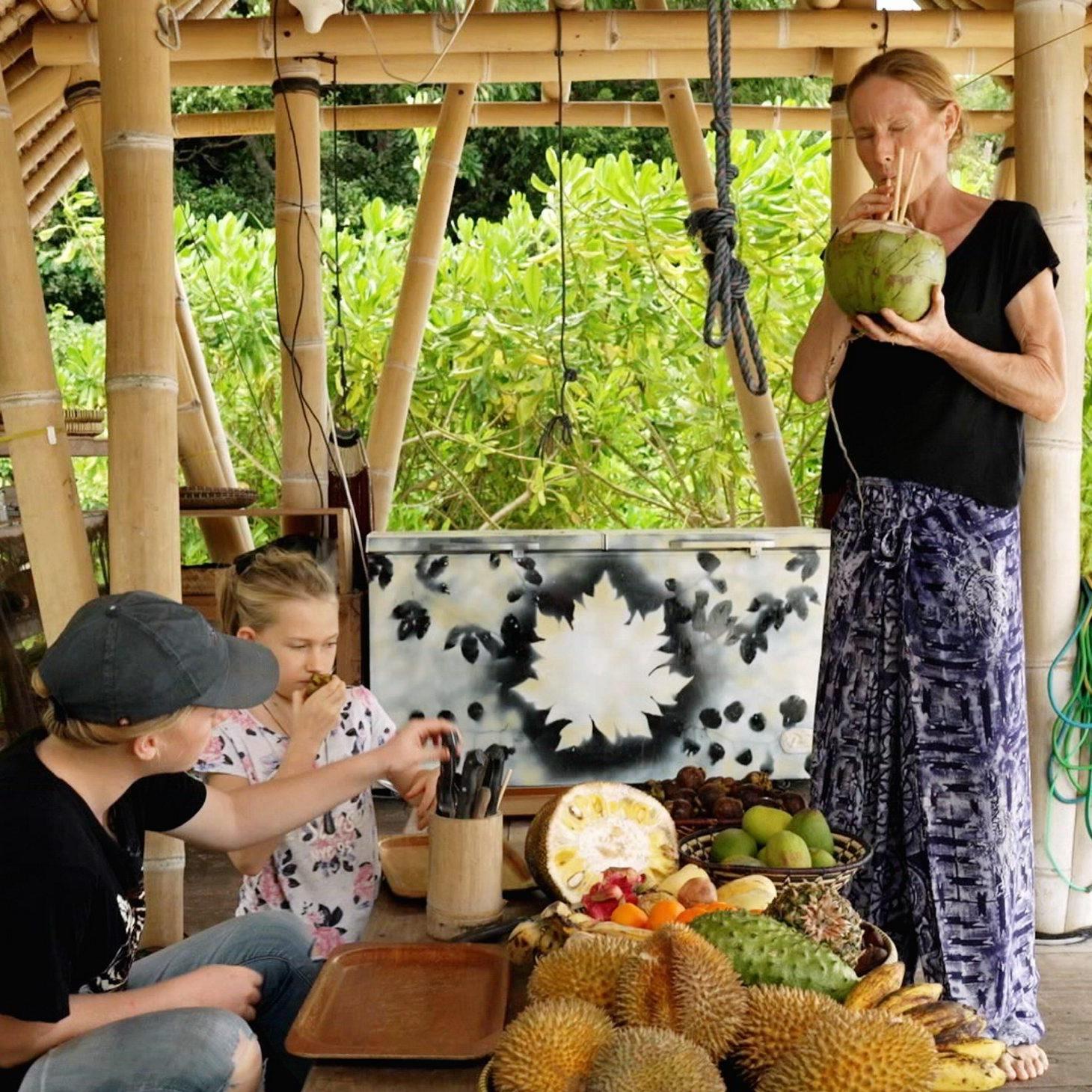Antje (r.) mit ihren Töchtern Cosima und Aletheia (l.) in Indonesien Antje (r.) mit ihren Töchtern Cosima und Aletheia (l.) in Indonesien