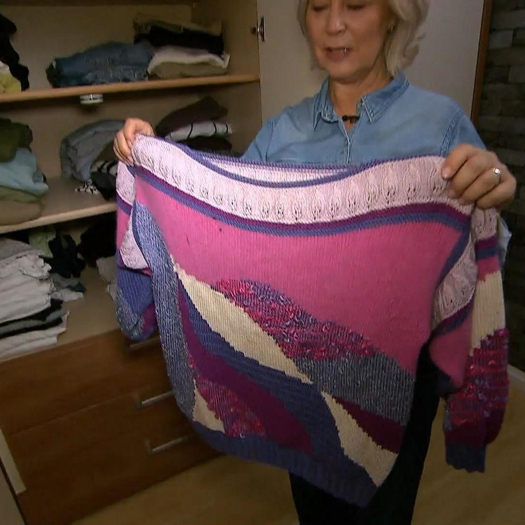 Nanna präsentiert ihr ältestes Kleidungsstück: ein selbstgestrickter Pullover ihrer Mutter Nanna präsentiert ihr ältestes Kleidungsstück: ein selbstgestrickter Pullover ihrer Mutter
