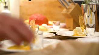 Käsekuchen mit Schlagsahne 