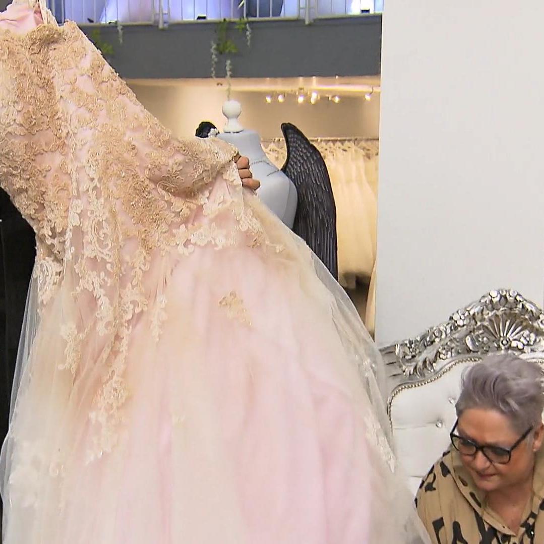 Viel hat die Flut nicht von Jessicas Brautkleid übrig gelassen Viel hat die Flut nicht von Jessicas Brautkleid übrig gelassen