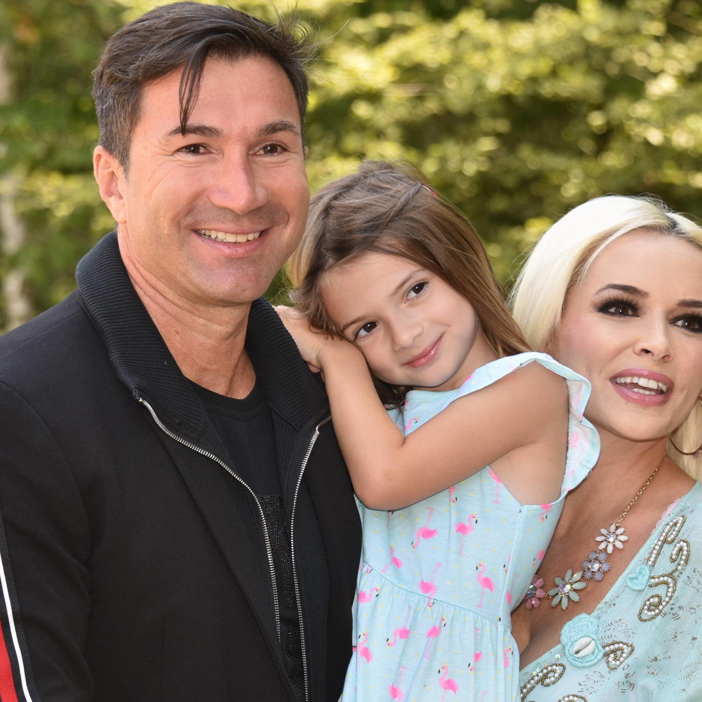 Daniela Katzenberger stellt zusammen mit ihrem Mann Lucas Cordalis und Tochter Sophia auf einem Spielplatz ihr neues Bu Daniela Katzenberger stellt zusammen mit ihrem Mann Lucas Cordalis und Tochter Sophia auf einem Spielplatz ihr neues Bu