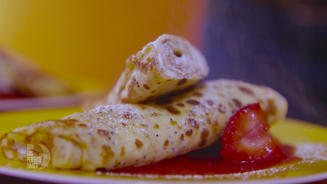 Mohn-Crêpes mit Quark und Erdbeeren