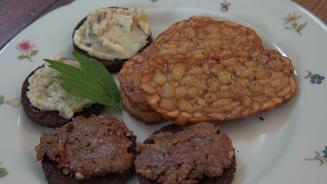 Zweierlei Pumpernickel an Tempeh