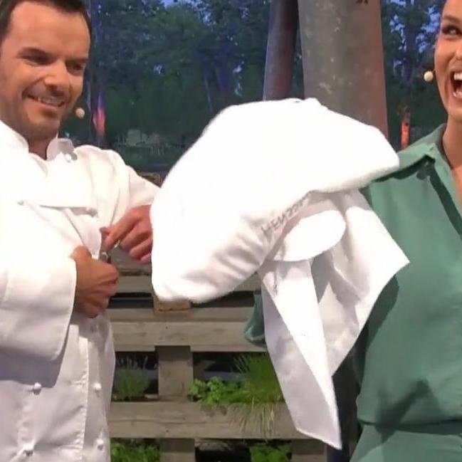 „So, wer will DIE jetzt haben, Magdeburg?“ Moderatorin Laura Wontorra weiß genau, was sie da für ein Fan-Schätzchen von Steffen Henssler in der Hand hält.