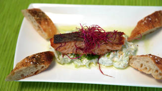  Lachs vom Grill auf Gurkenspaghetti