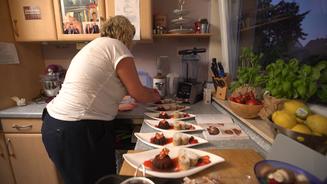 Gefüllte Eiskugel an Erdbeerspiegel 