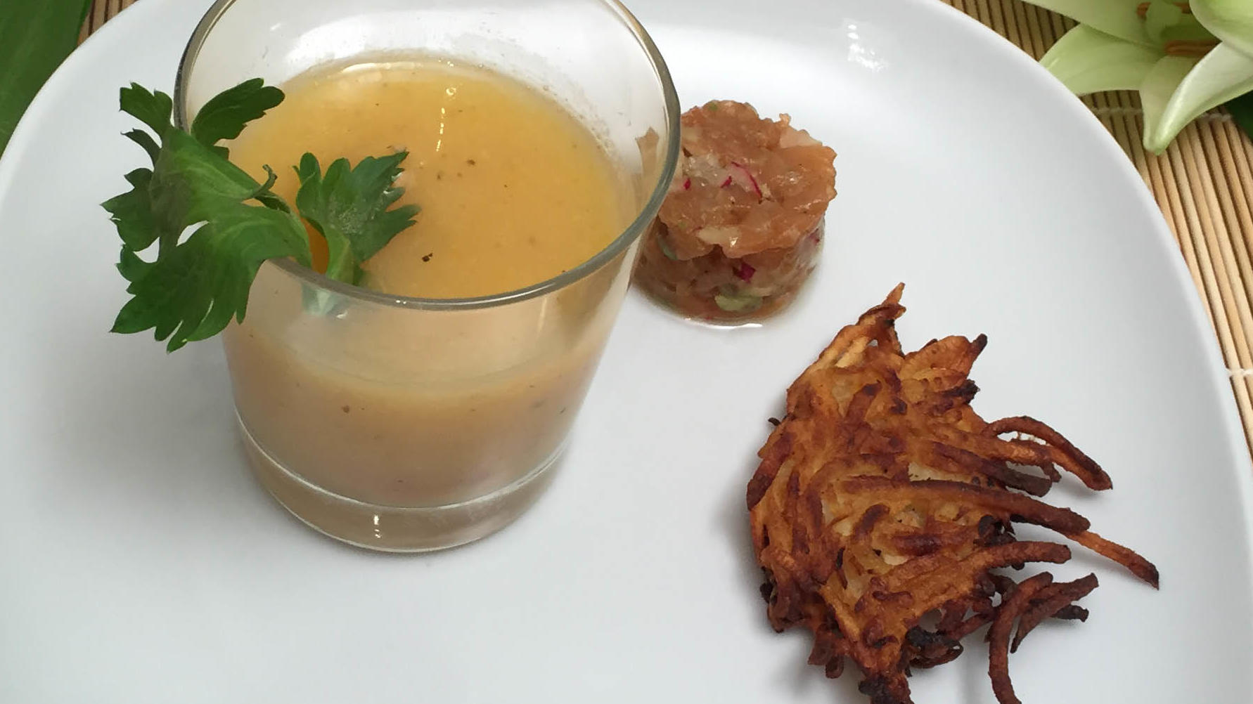 Kartoffel-Sellerie-Süppchen mit Lachstartar und Reibeküchlein