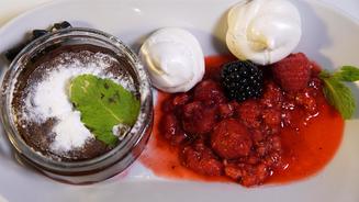 Schokoküchlein mit Baiser und Himbeere