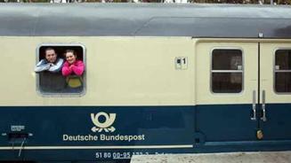 Ein Wohnzimmer verbindet zwei Waggons