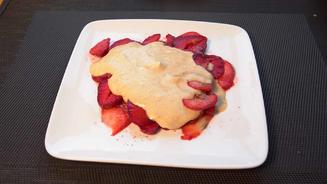 Eierlikörparfait auf Erdbeer-Carpaccio