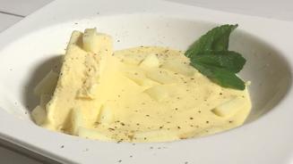 Apfelhalbgefrorenes mit Vanillesauce