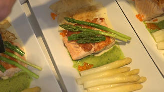 Spargel an gegrilltem Lachs