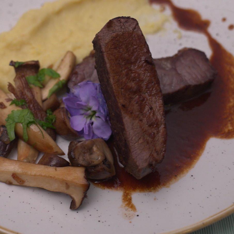Das Dry-Age-Roastbeef, 21 Tage gereift und der Hirsch aus den Paderborner Jagdgründen, vom Senior Chef empfohlen Das Dry-Age-Roastbeef, 21 Tage gereift und der Hirsch aus den Paderborner Jagdgründen, vom Senior Chef empfohlen