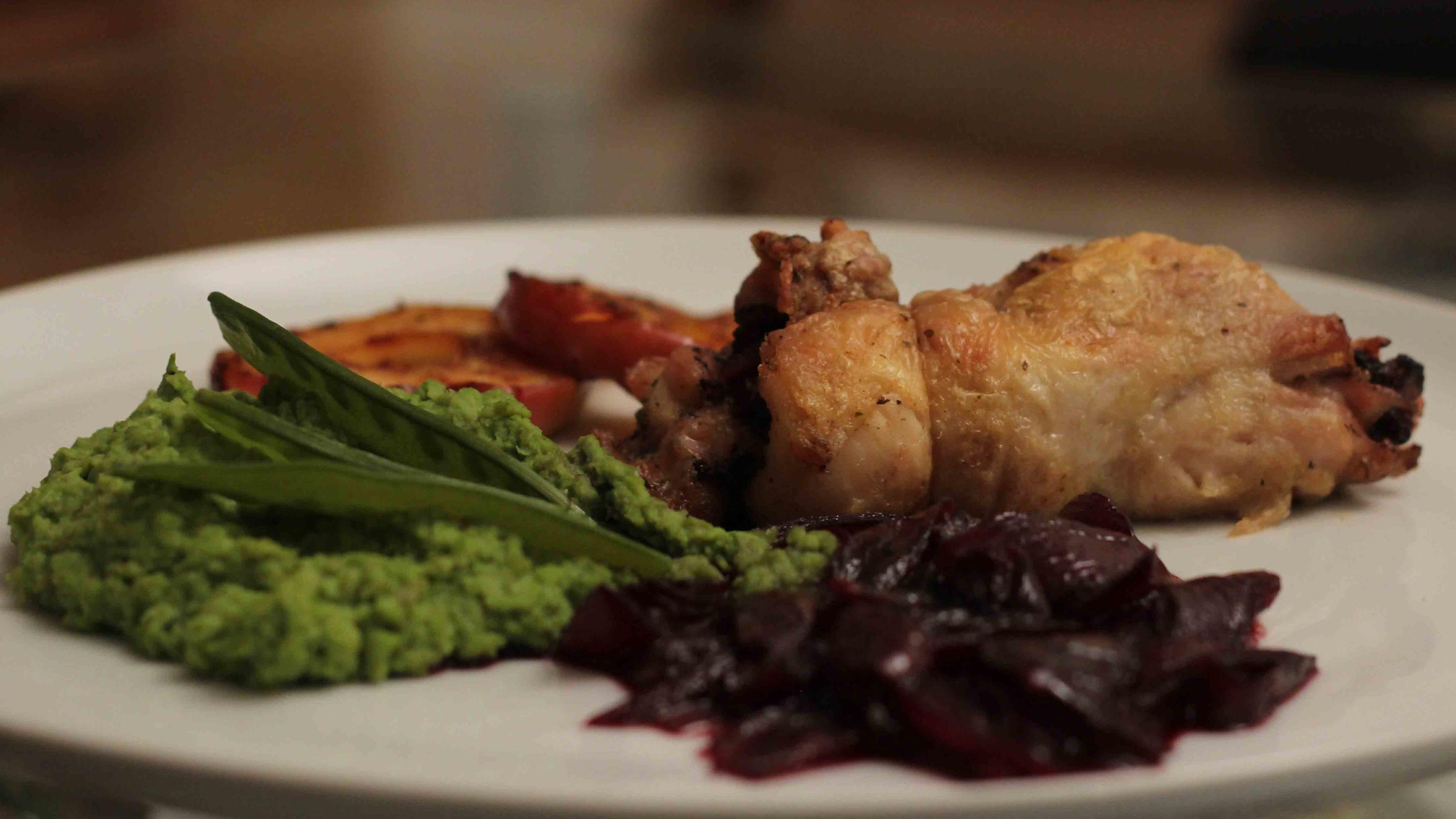 Hähnchenkeulen mit Blutwurst gefüllt, Cassis-Zwiebeln, Erbsenpüree und ...